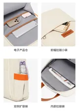 Mochila urbana de diseño minimalista en color blanco, con detalles en cuero sintético color suela en las asas superiores y el parche frontal. Cuenta con compartimento principal con cierre, bolsillo frontal con cierre y bolsillos laterales con elástico naranja.