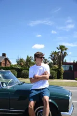 Short de baño color bordó con cintura elastizada y cordón ajustable.