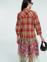 Camisa de manga larga con estampado escocés en tonos rojo y beige, con tul bordado con flores en el ruedo.