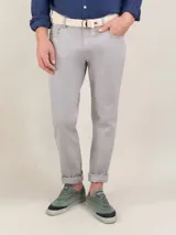 Pantalón de hombre color gris claro, marca El Ganso, modelo 5 bolsillos, confeccionado en tejido de sarga con 77% algodón, 20% de algodón reciclado y 3% elastano. Corte recto con ruedo doblado.