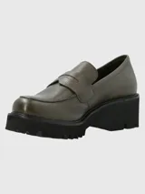 Mocasín de cuero color verde oliva con textura granulada, diseño clásico con antifaz y suela track de plataforma alta en color negro.