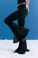 Pantalón tipo oxford de tiro medio, confeccionado en lycra con textura similar al neoprene. Presenta un corte ajustado en la parte superior que se ensancha hacia el ruedo, con tajos laterales en la botamanga y logo bordado en el frente.