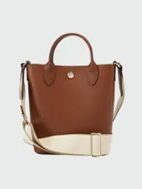 Bolso tote Longchamp modelo Épure XS, color marrón cuero, con doble asa corta y correa larga extraíble de tela color crudo con herrajes dorados.