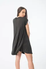 Vestido corto de algodón color fucsia, corte recto y mangas cortas.