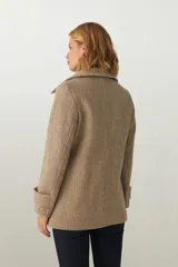 Chaquetón de lana fina sin teñir, con cuello clásico, cierre frontal de botones, bolsillos ojal y detalle de martingala en los puños. Incluye forro interior al tono.