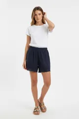 Short azul marino de lino, con cintura elástica y apliques de encaje en el ruedo. De calce ancho y tiro alto.