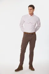 Pantalón de gabardina liviana con diseño clásico de cinco bolsillos, corte recto y trabillas para cinturón.