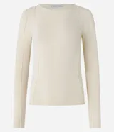 Suéter color crema de tricot con cuello redondo y manga larga.