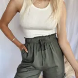 Short verde militar con cintura elastizada y cordón ajustable.