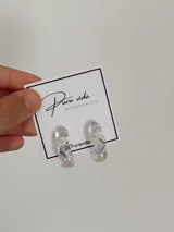 Aros argollas de diseño texturado y transparente, fabricados en acrílico.