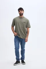 Remera oversize verde militar, de manga corta y cuello redondo, con estampado pequeño en el pecho y diseño en la espalda.