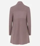 Cardigan largo de punto texturizado color ladrillo, con abertura frontal y terminación en puntas.