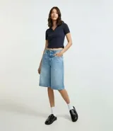 Blusa polo azul marino de rib de algodón, con cuello en V y manga corta.