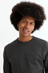 Remera de manga larga con cuello redondo, confeccionada en tejido de algodón y poliéster, con puños elásticos en las mangas.