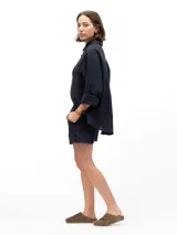 Camisa de manga larga confeccionada en 100% lino natural, con cuello clásico y cierre frontal de botones. Presenta un calce relajado y una textura ligera, ideal para climas cálidos.