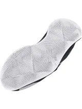 Championes de básquetbol Under Armour Jet 23, con diseño bicolor en blanco y negro. Presentan una parte superior de materiales mixtos para mayor durabilidad y transpirabilidad, entresuela Micro G® de longitud completa para amortiguación y suela de goma con patrón de tracción anatómico.