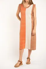Vestido midi sin mangas, con rayas verticales en tonos naranja, beige y marrón. Confeccionado en tejido de punto suave al tacto.