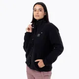 Campera polar sherpa de mujer en color negro, con cuello alto, cierre de botones a presión, bolsillos frontales con refuerzo en nylon y parche con logo de la marca en el pecho.