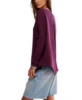 Sweater oversized de punto waffle color bordó, con escote tipo barco, cuerpo cuadrado y mangas dolman largas.