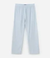 Pantalón de pijama celeste con finas rayas verticales blancas, cintura elástica y corte recto.