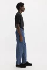 Jean Levi's 505 Regular Fit de hombre, color azul oscuro, con pierna recta y tiro alto. Cuenta con cierre de cremallera y diseño de 5 bolsillos.