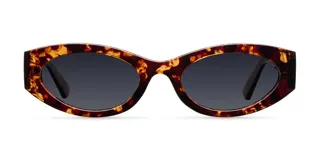 Lentes de sol ovalados con montura carey y lentes negros polarizados. Fabricados con materiales bio-based G850 y patillas de propionato de celulosa. Cuentan con protección UV400 y recubrimiento antiscratch y superhydrophobic.