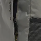 Mochila Caterpillar modelo Explorer Backpack, color verde oliva/taupe, con diseño aerodinámico. Cuenta con compartimento principal con bolsillo acolchado para laptop, bolsillo frontal con cremallera y cordón, bolsillos laterales de malla, y correas de hombro y panel trasero acolchados. Fabricada en poliéster reciclado.