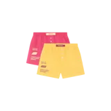 Pack de dos boxers tipo short de algodón, uno en color fucsia con estampado a cuadros y otro en color amarillo liso. Ambos cuentan con cintura elástica con botones frontales y estampado gráfico con texto en el lateral.