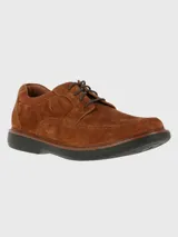 Zapato de estilo casual confeccionado en cuero gamuzado color marrón, con cierre de cordones y suela de goma EVA negra. Presenta costuras reforzadas en la puntera y detalle de logo grabado en el lateral.