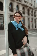 Capucha tejida en lana de color azul vibrante, con textura de punto grueso y diseño envolvente.