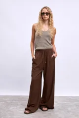 Musculosa de punto color gris con apliques de tachas plateadas.