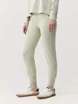 Pantalón estilo jogger de tiro alto, con cintura elástica, bolsillos laterales y puños ajustados en los tobillos.