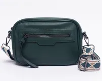 Bandolera de cuero sintético texturizado en color verde petróleo, con cierre frontal y correa ajustable de tela estampada con diseño geométrico.
