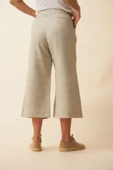 Pantalón palazzo marrón de tiro alto, con bolsillos laterales y largo a la pantorrilla.