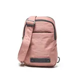 Morral de nailon con acabado texturizado en color rosado, con compartimento principal con doble cierre, bolsillo frontal abierto y correa diagonal ajustable y desmontable. Incluye aplicación de etiqueta sintética negra con el logo grabado.