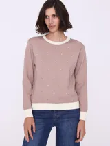 Sweater color visón con pintitas blancas, cuello redondo y puños y ruedo acanalados en color crema.