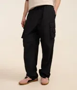 Pantalón cargo negro de corte recto con bolsillos laterales tipo cargo. Presenta cintura elástica con cordón de ajuste y sistema de tiradores en la parte inferior para regular el largo, permitiendo convertirlo en bermuda.
