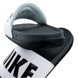 Ojotas Nike Offcourt Slide, de diseño cómodo y deportivo, color gris con banda ancha en el empeine de color blanco que lleva la palabra NIKE en letras negras grandes.
