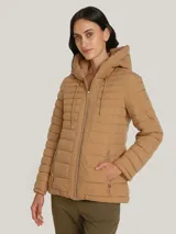 Campera acolchada color camel con capucha ajustable con cordón, cierre frontal con cremallera y dos bolsillos delanteros con cierre.