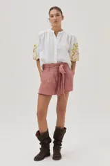 Short de lino color rosa con cintura elastizada y lazo para atar.