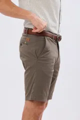 Bermuda clásica marrón de gabardina liviana, corte recto con bolsillos laterales y traseros, diseñada con mezcla de algodón y elastano para mayor comodidad.