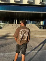 Remera marrón con estampado blanco con la palabra "Brooklyn" en el frente.