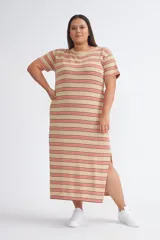 Vestido largo de tejido de punto, color beige, con rayas horizontales en tonos rosado y marrón. Tiene cuello redondo, mangas cortas y abertura lateral en la falda.