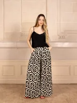 Pantalón palazzo estampado geométrico en blanco y negro, de corte amplio y tiro alto.