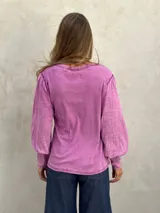 Blusa color tostado con escote en V y mangas abullonadas 3/4.