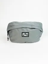 Riñonera gris con logo de la marca Rusty en el frente.