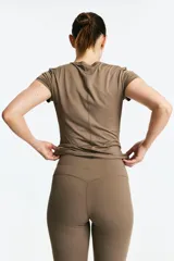 Remera deportiva corta de manga corta y cuello redondo, color marrón topo, confeccionada en tejido funcional suave con tecnología DryMove™ que absorbe el sudor.