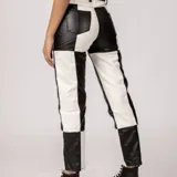 Pantalón de ecocuero con diseño de bloques en blanco y negro.
