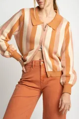 Cárdigan tejido con cierre frontal, diseño a rayas horizontales en tonos naranja, beige y rosa, cuello tipo polo y mangas abullonadas.
