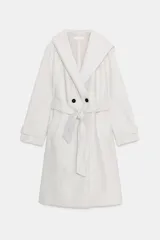 Abrigo de paño suave con capucha, manga larga con trabillas en los puños y cierre frontal cruzado con botones. Incluye bolsillos laterales y un cinturón de lazada en el mismo tejido para ajustar a la cintura.